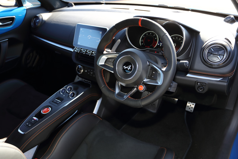 フルバケットシートのおかげでレーシングテイストが漂うが、「クルーズコントロール」「ヒルスタートアシスト」「自動防眩式ルームミラー」「雨滴感応式オートワイパー」など、今どきの便利な機能もしっかり装備している