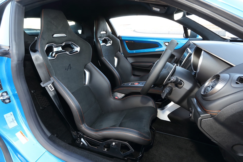 1脚13.1Kgという軽さのバッケトシートはスポーツ走行の強い味方。シート背面にはアルピーヌの「A」のステッチが入る。シートレールのボルトの留め位置を変えることで前側3段階、後側2段階、組み合わせ計6段階の角度調整が可能となっている