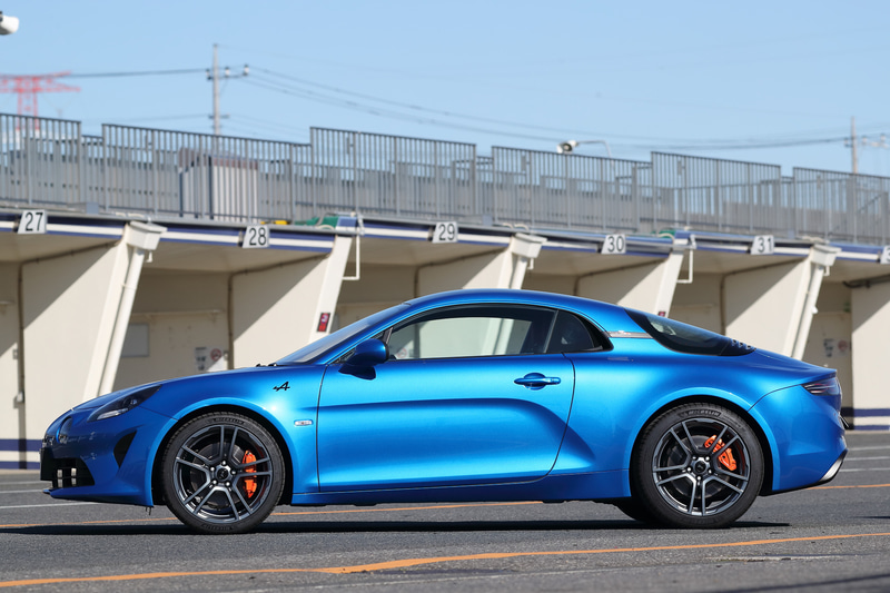 リアウイングがなくても接地感は高く、路面をしっかりグリップしてくれる