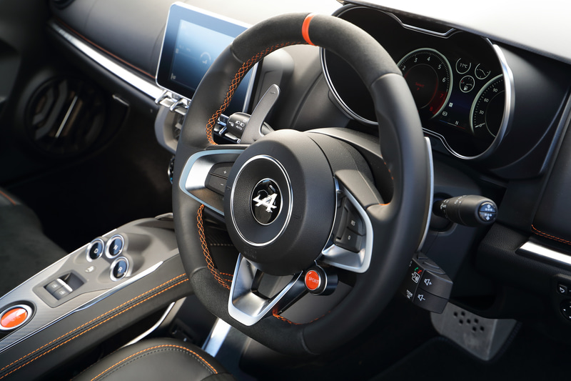 ステアリングにある「SPORT」ボタンを押すと、メーターの表示が「ノーマル」「スポーツ」「トラック」と順番に切り替わる。また、バックカメラの映像や前後のパーキングセンサーの近接情報もここに表示する