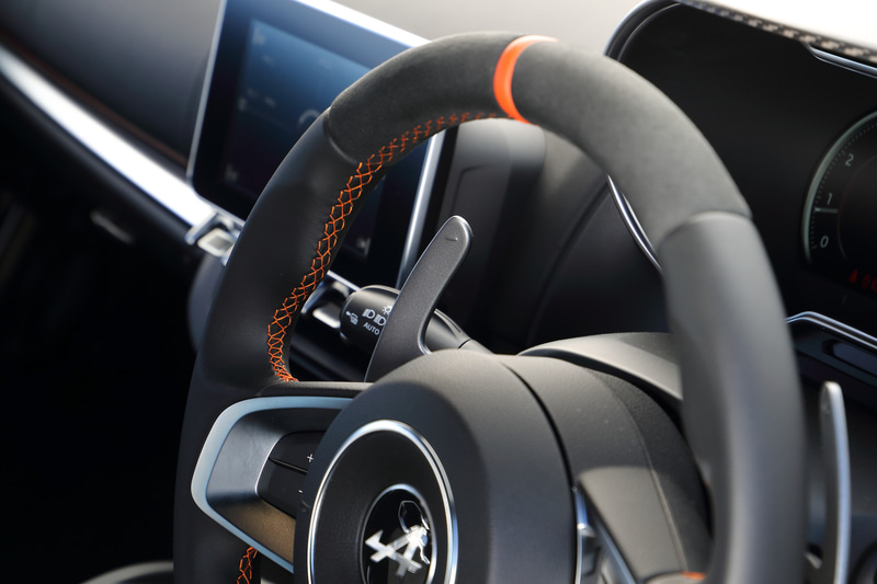 ステアリングのセンターマークもSのイメージカラーであるオレンジ色に