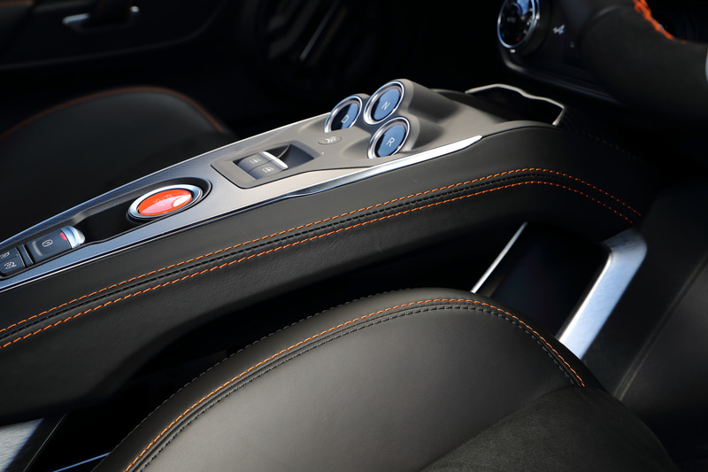 2ペダルなので基本的にシフト操作は行なう必要はない。センターコンソールにある「D」「N」「R」のボタンを押すだけ