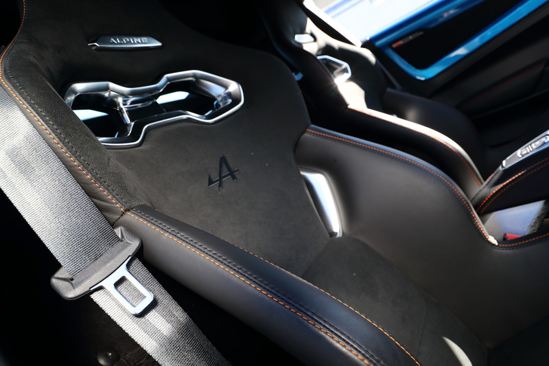 1脚13.1Kgという軽さのバッケトシートはスポーツ走行の強い味方。シート背面にはアルピーヌの「A」のステッチが入る。シートレールのボルトの留め位置を変えることで前側3段階、後側2段階、組み合わせ計6段階の角度調整が可能となっている