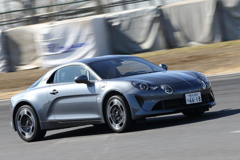 まずはカタログモデルのリネージ（左ハンドル）を試乗