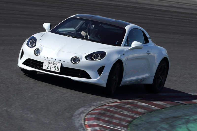 1周約2kmの筑波サーキット・コース2000で「A110 リネージ」と「A110S」を試乗