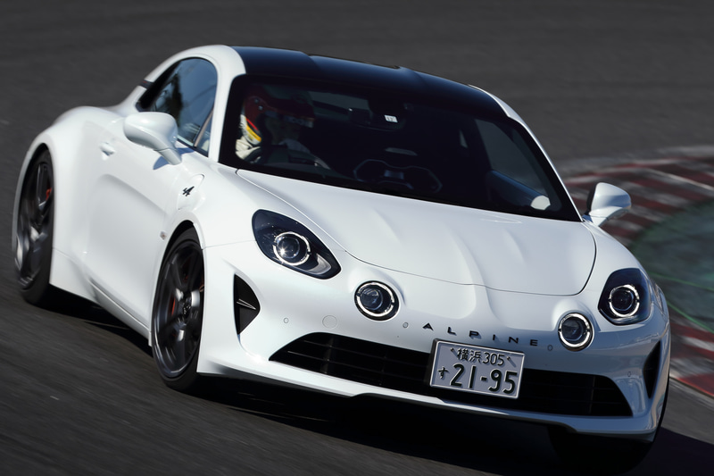 事前の確認走行ではパイロンを使ったシケインでハンドリング性能の確認を行なったが、最後はフルコースを使った全開試乗となった