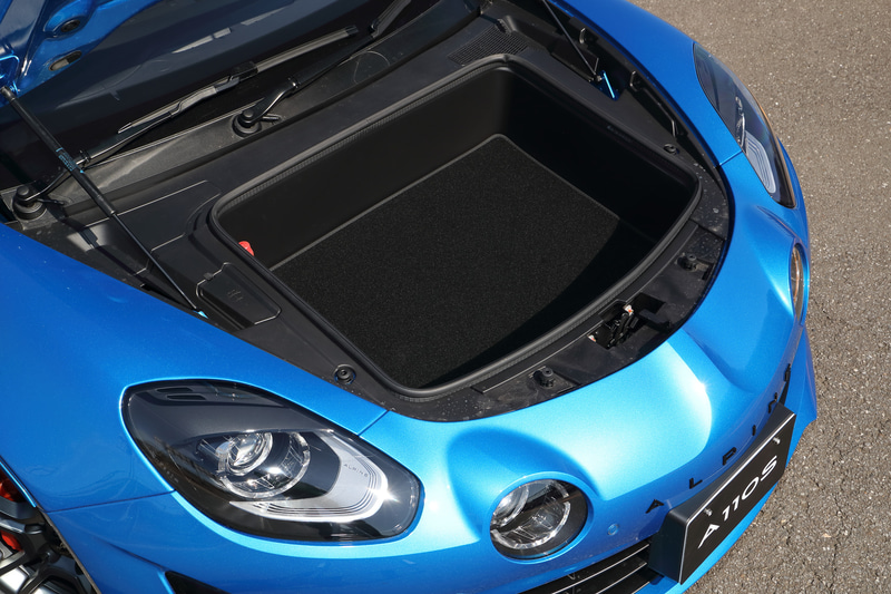 フロントラゲッジルームは100L、リアラゲッジルームは95L。これはA110もA110Sも同じ容量となる。画像はA110S