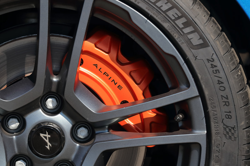 フロントはアルミモノブロック対向式4ピストンキャリパー。リアは電動パーキングブレーキを内蔵するアルミシングルピストンキャリパー。Sのイメージカラーとなるオレンジ色に塗られる