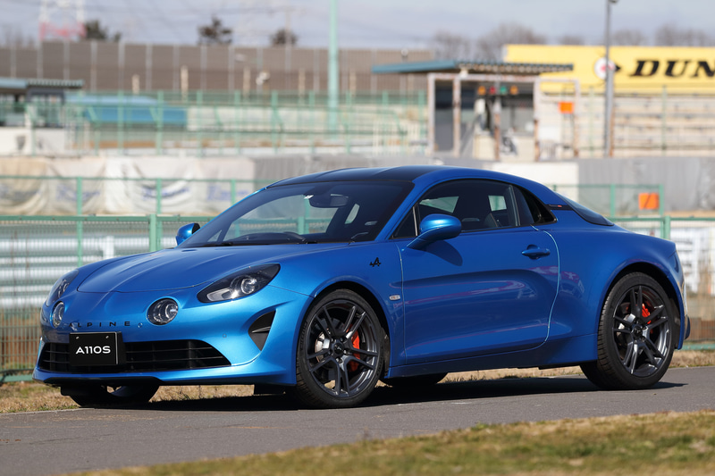 A110Sのボディカラーは画像の「ブルー アルピーヌM」、試乗したA110Sの「ブラン イリゼM」、そのほかに注文生産の「グリトルネール マット」の計3色が設定されている