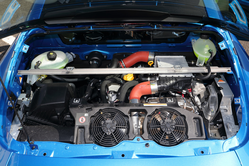 エンジン本体は同じだが、ターボの過給圧を上げることで最高出力が252PS/6000rpmから292PS/6420rpmへと40PSも上げられている。また、最大トルクは320Nm/2000rpmと変わらないが、トルクが落ち出すポイントが5000rpmから6420rpmへ上げられ、トルクバンドが広くなっている。この違いは大きく、各ギヤで加速が持続する時間が長くなり、ストレートエンドでのスピードに違いが出る※撮影のためにエンジンカバーを外した状態