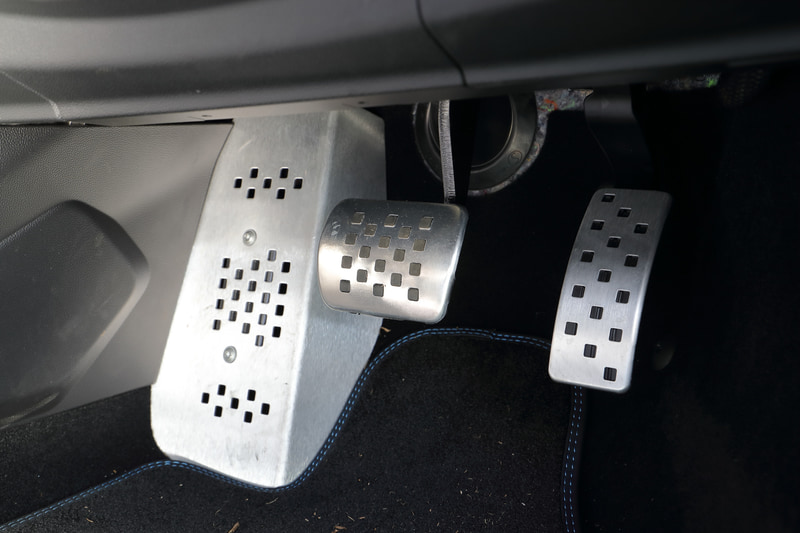 アルミ製のフットレストは運転席と助手席にも装備される