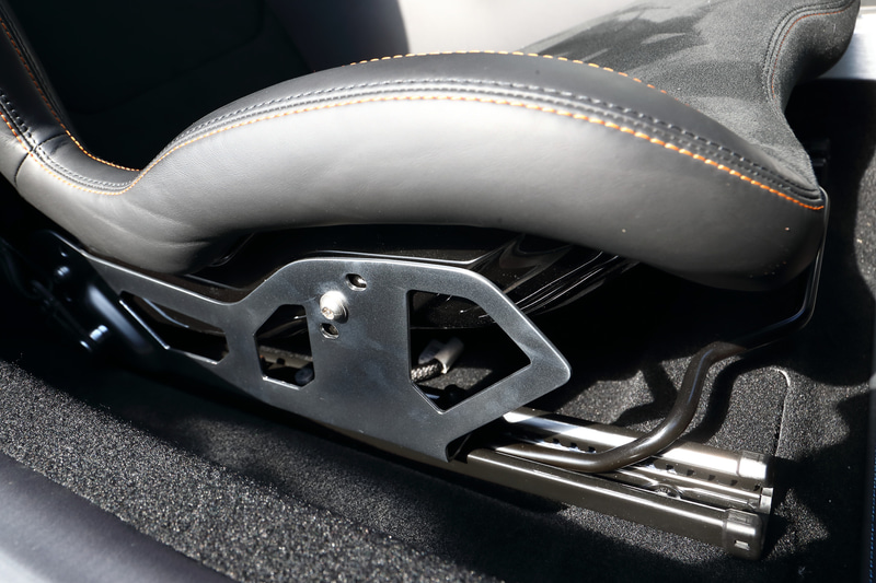 1脚13.1Kgという軽さのバッケトシートはスポーツ走行の強い味方。シート背面にはアルピーヌの「A」のステッチが入る。シートレールのボルトの留め位置を変えることで前側3段階、後側2段階、組み合わせ計6段階の角度調整が可能となっている