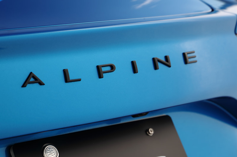 前後にあるALPINEの文字や、給油口蓋にあるAのロゴは専用のブラックとなる