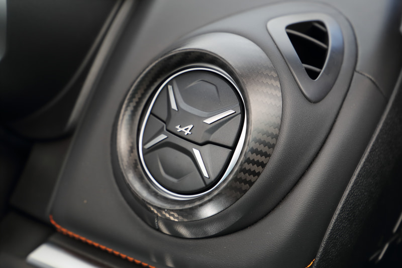 メーターフードやエアコン吹き出し口にもカーボンがあしらわれる