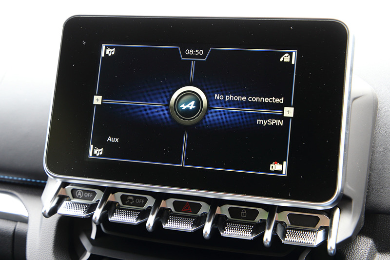 A110シリーズに標準装備されている高解像度7インチマルチファンクションタッチスクリーンは、AM/FMラジオ、外部音源の楽曲再生、Bluetoothを利用した携帯電話のハンズフリー通話などをタッチスクリーンで操作でき、さらに専用アプリを自分のスマホにインストールすれば、タッチスクリーンとの連携も可能となる。ナビタイムジャパンのカーナビアプリ「カーナビタイム」を使用できるが、これは別途ライセンス契約が必要となる。センターコンソール下にあるUSBポートとSDカードスロットルと連結している。画像はA110S