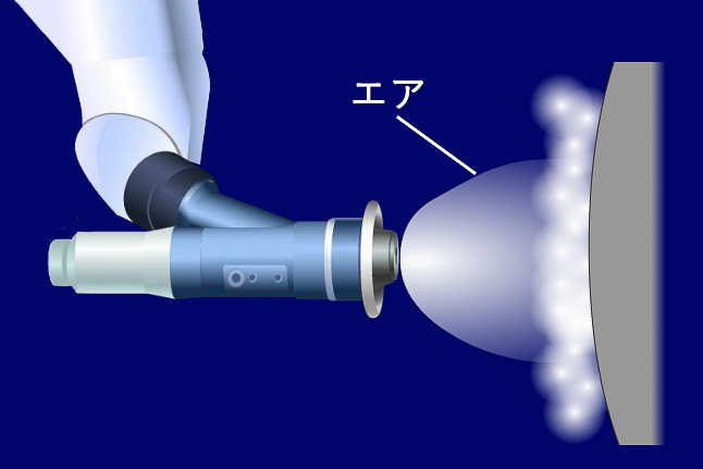 従来型のエアスプレー式塗装機。エアを使って塗料の粒子を噴霧するため、跳ね返って飛散する粒子が多い