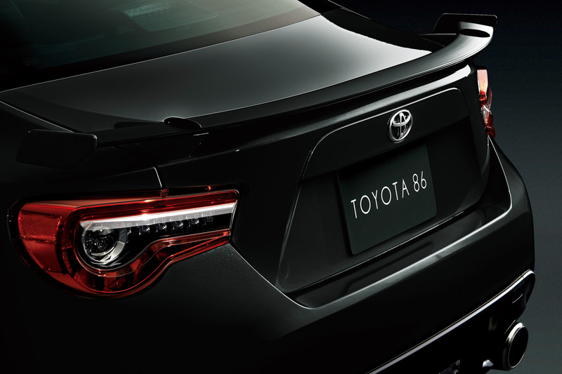 ブラック塗装のリアスポイラーも採用