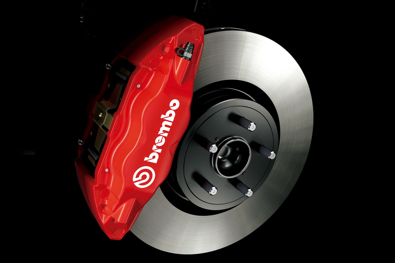 フロント対向4ピストン、リア対向2ピストンのブレンボ製17インチブレーキキャリパーを特別装備