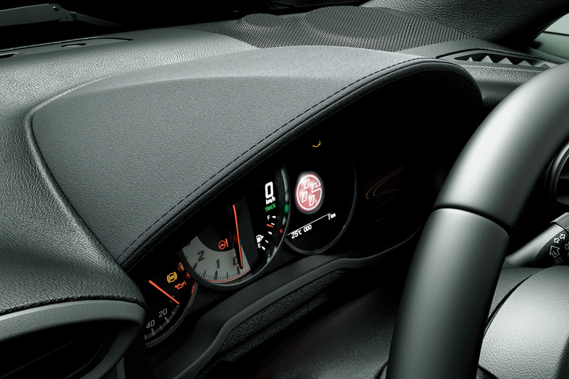 インパネやメーターバイザーにスエード調のグランリュクスが使われる