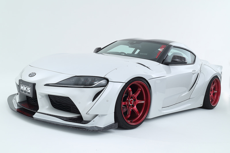 東京国際カスタムカーコンテストのグランプリを受賞したデモカーのスープラを展示