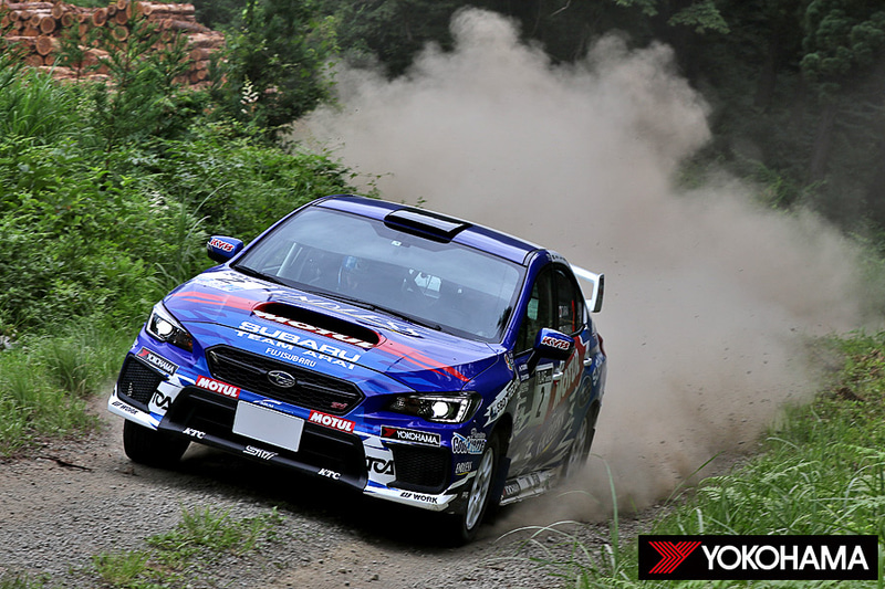 2019年の全日本ラリー選手権 JN-1クラスでシリーズチャンピオンを獲得した新井敏弘/田中直哉組の「富士スバル AMS WRX STI」