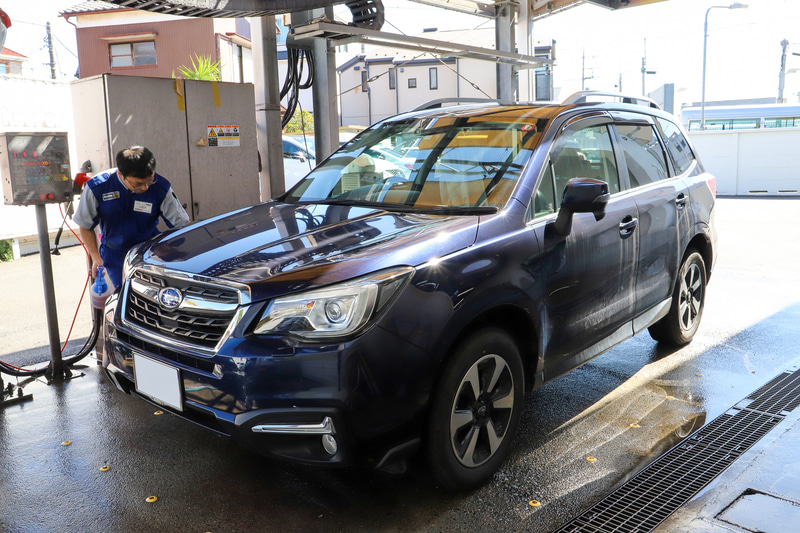 砂埃なのか花粉なのか……。とにかく汚れて白っぽいフォレスターをまずはていねいに洗車してもらう