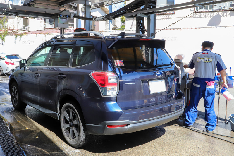 砂埃なのか花粉なのか……。とにかく汚れて白っぽいフォレスターをまずはていねいに洗車してもらう