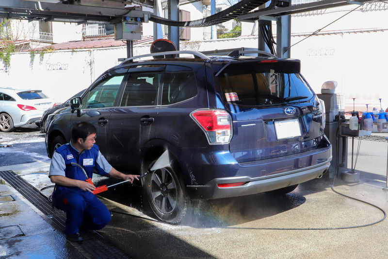 砂埃なのか花粉なのか……。とにかく汚れて白っぽいフォレスターをまずはていねいに洗車してもらう