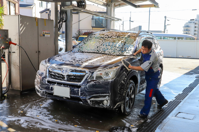 砂埃なのか花粉なのか……。とにかく汚れて白っぽいフォレスターをまずはていねいに洗車してもらう
