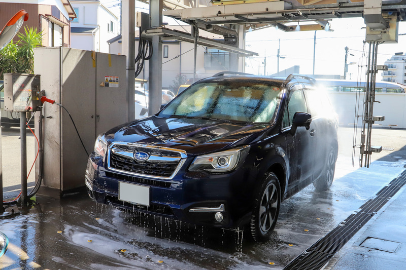 砂埃なのか花粉なのか……。とにかく汚れて白っぽいフォレスターをまずはていねいに洗車してもらう