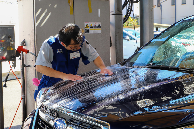 洗車後は、脱脂や水あか、鉄粉除去といった下処理を行なう