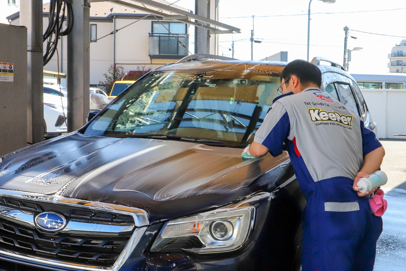 洗車後は、脱脂や水あか、鉄粉除去といった下処理を行なう