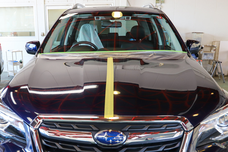 特別にボンネットを左右半分に分けて、運転席側（写真左側）だけ施工してもらった