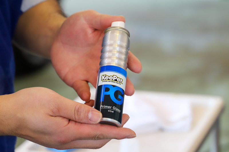 まずはコーティング1層目のプライマーガラスを塗布。塗った後はすぐに拭き上げる。プライマーガラスは塗装とコーティング2層の定着力を向上させる役目もある