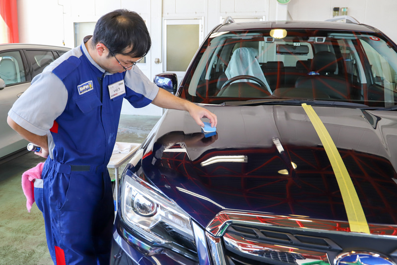 まずはコーティング1層目のプライマーガラスを塗布。塗った後はすぐに拭き上げる。プライマーガラスは塗装とコーティング2層の定着力を向上させる役目もある