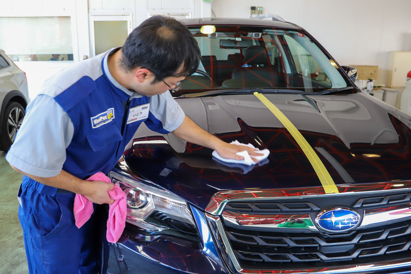 まずはコーティング1層目のプライマーガラスを塗布。塗った後はすぐに拭き上げる。プライマーガラスは塗装とコーティング2層の定着力を向上させる役目もある