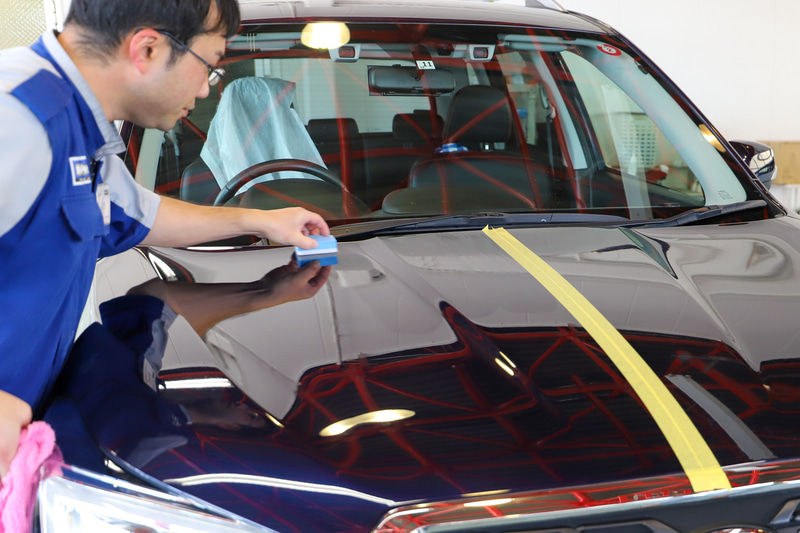 EXキーパーの“キモ”となる2層目の「VP326」を塗り塗り。そしてすぐに拭き上げ。このVP326が独特のツヤを作り出す