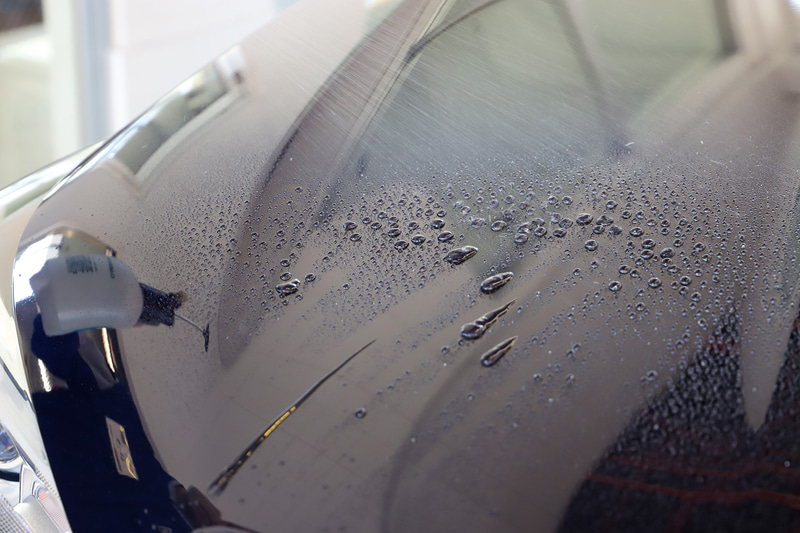 水はじきもご覧のとおり。ボディの上にキレイな水玉がたくさんできて、しっかりと水をはじいている。雨の日に走行すると、水滴がほとんど残らなさそう