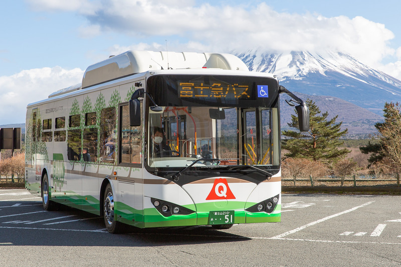富士急バスが3月16日から富士五湖エリアで順次運行を開始する大型ノンステップEV（電気自動車）バス