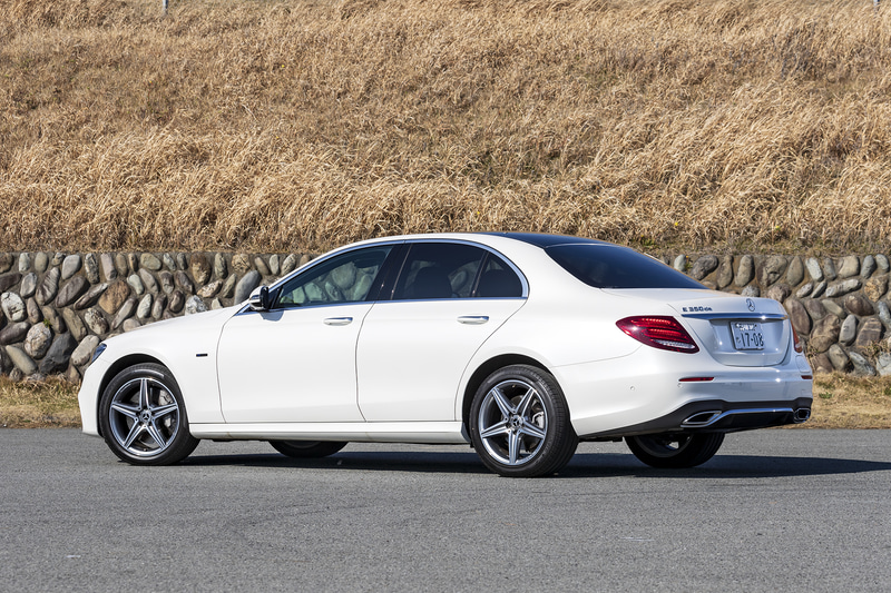 日本初となるクリーンディーゼルとプラグインハイブリッドを組み合わせたパワートレーンを搭載する「E 350 de アバンギャルド スポーツ」。ボディサイズは4923×1852×1475mm（全長×全幅×全高）、ホイールベースは2939mm（数値はすべて欧州参考値）