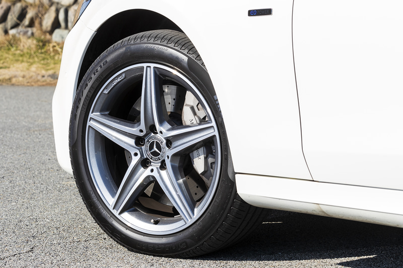 エクステリアはベースモデルの「E 350 アバンギャルドスポーツ」とほぼ変わらないデザイン。異なるのはフェンダーの「EQ POWER」、トランクリッドの「E 350 de」のエンブレムが装着されること。足下の18インチ5スポークAMGアルミホイールはE 350 deのみ標準となる。組み合わせるタイヤはピレリ「CINTURATO P7」（245/45R18）