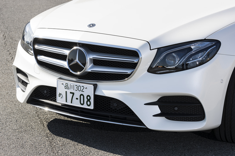 エクステリアはベースモデルの「E 350 アバンギャルドスポーツ」とほぼ変わらないデザイン。異なるのはフェンダーの「EQ POWER」、トランクリッドの「E 350 de」のエンブレムが装着されること。足下の18インチ5スポークAMGアルミホイールはE 350 deのみ標準となる。組み合わせるタイヤはピレリ「CINTURATO P7」（245/45R18）