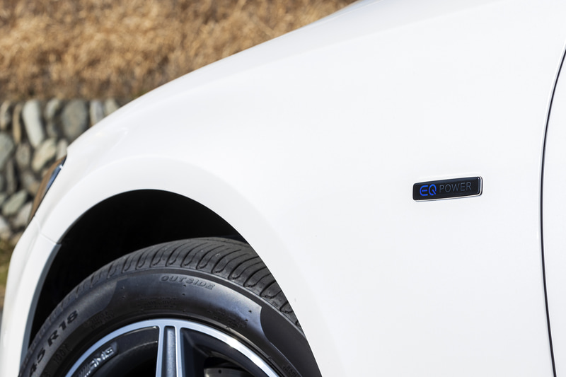 エクステリアはベースモデルの「E 350 アバンギャルドスポーツ」とほぼ変わらないデザイン。異なるのはフェンダーの「EQ POWER」、トランクリッドの「E 350 de」のエンブレムが装着されること。足下の18インチ5スポークAMGアルミホイールはE 350 deのみ標準となる。組み合わせるタイヤはピレリ「CINTURATO P7」（245/45R18）