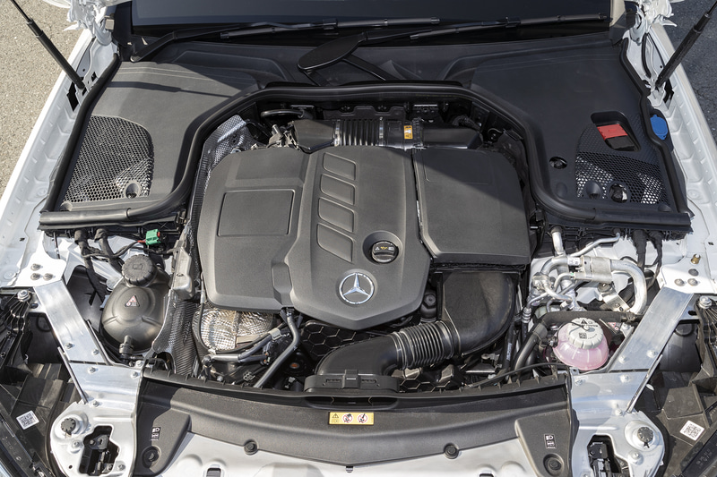 最高出力143kW（194PS）/3800rpm、最大トルク400Nm（40.8kgfm）/1600-2800rpmを発生する直列4気筒DOHC 2.0リッタークリーンディーゼルターボ「OM654」型エンジンを搭載。モーターは最高出力90kW（122PS）、最大トルク440Nm（44.9kgfm）を発生し、システム総合最高出力は225kW（306PS）、最大トルク700Nm（71.4kgfm）。トランスミッションには9速ATを搭載し、後輪を駆動する