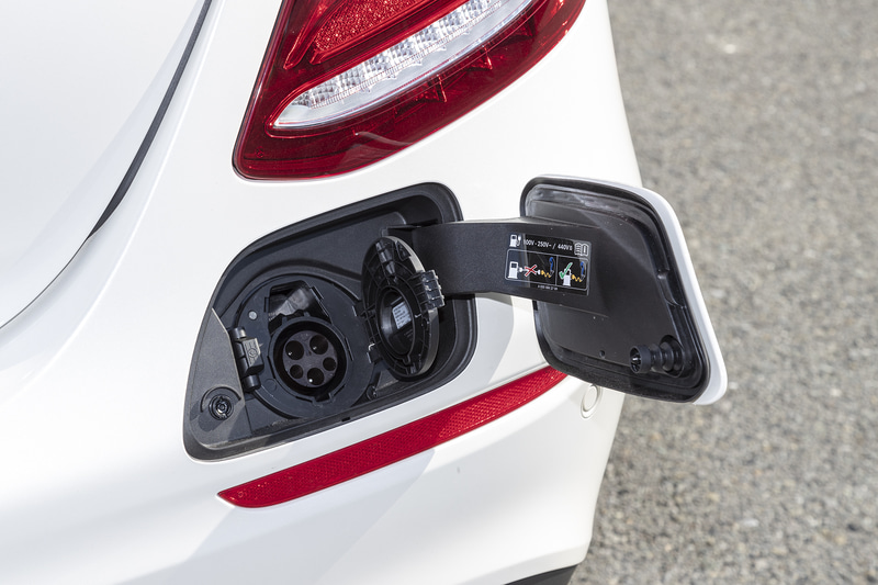 リアバンパー右側には充電口を配置