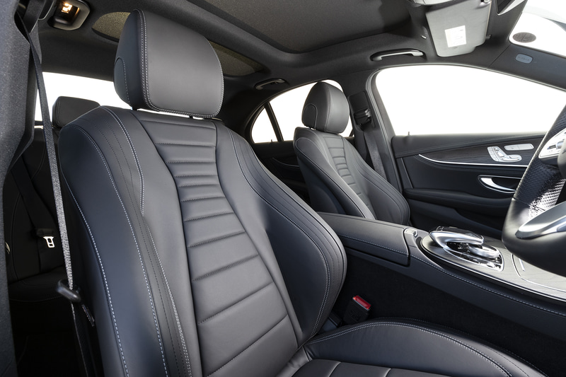 本革シート（ナッパレザー/ステッチ入り）を標準装備