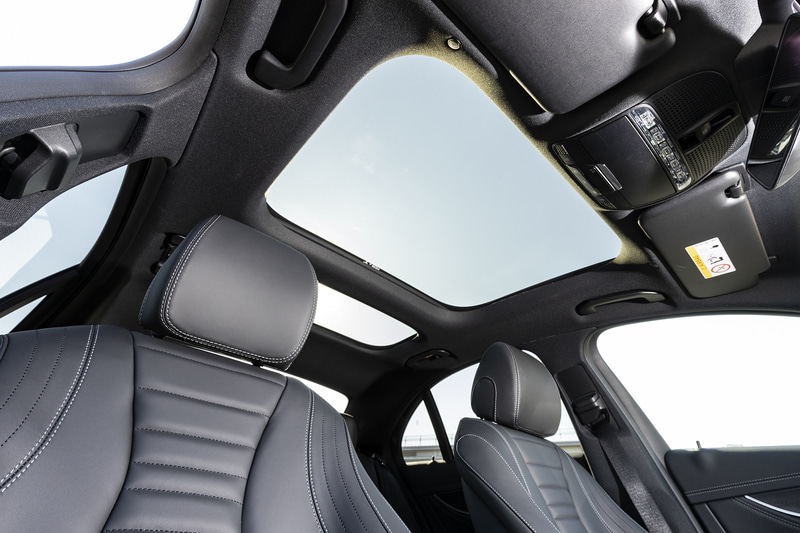 パノラミックスライディングルーフはオプション