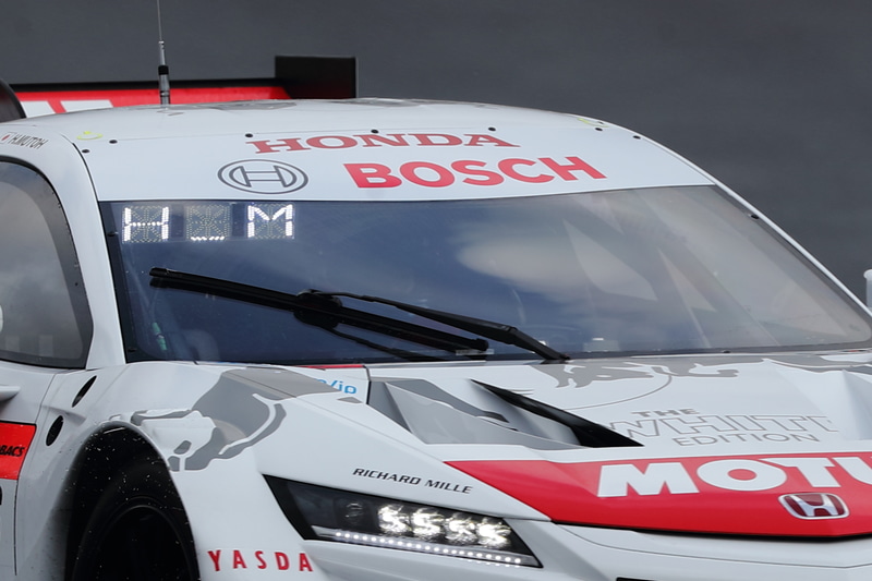 SUPER GT岡山テストで表示方法が試されていたフロントウィンドウのポジションディスプレイ。「H_M」と表示されていることから、武藤選手がドライバーだと分かる