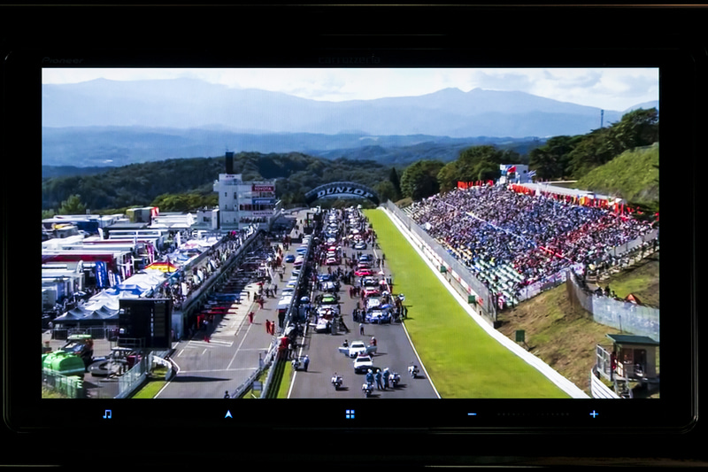 SUPER GTは開催延期のためか、過去のレース映像が豊富に掲載されている