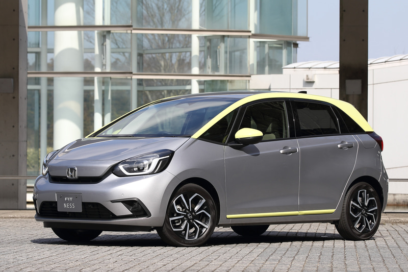 写真はガソリン、FFモデルのNESS（187万7700円）。ボディサイズは3995×1695×1540mm（全長×全幅×全高）で、ホイールベースは2530mm